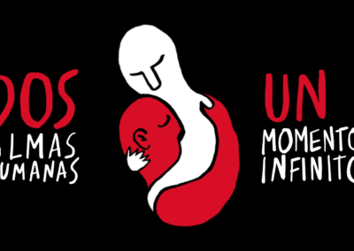 Visitante escaneando código QR para activar la experiencia de Realidad Aumentada de Yokoi Studio en Quito.